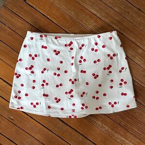 Abercrombie & Fitch YPB Mid-Rise Cherry Print White Mini Skort